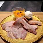 中華そば ぺる鶏 - 特製チャーシュー、ニンジンの酢の物、煮卵は別皿提供