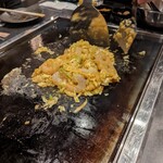 Okonomiyaki Monja Teppanyaki Satton - トムヤムクンもんじゃ作製中