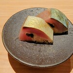 匠 進吾 - 酢〆の鯖にガリ、胡麻、ネギを挟んだ定番のおつまみ