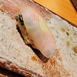 匠 進吾 - カワハギ、肝を挟んで