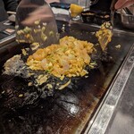 Okonomiyaki Monja Teppanyaki Satton - トムヤムクンもんじゃを作製中