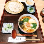 手打うどん あかう - 奥はごまだれ