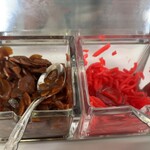 さつまラーメン東広島店中華食堂 - ニンニク醤油漬けと紅しょうが