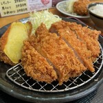 とんかつ 栄ちゃん - とんかつを厚切りで食べるしあわせが堪らない。