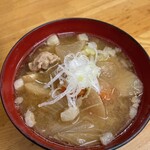 とんかつ 栄ちゃん - 豚汁。野菜もお肉が多くて嬉しい。
