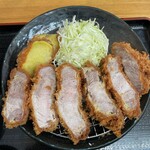 とんかつ 栄ちゃん - 上からアフター。赤身を楽しめる素敵仕様。