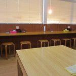 Sakaeda Udon - テーブル席からカウンター席。