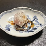 平花とんぼ - 先付は寒サワラ。　最初は生ビールを頼んだが、日本酒欲しくなる。　食べきる前に、天の戸　夏田冬蔵をオーダー最後の一切に合わせました。　うまい！