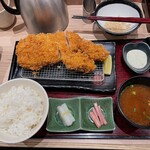 とんかつ新宿さぼてん - 亜麻仁の恵み豚ロースかつ御前＋カキフライ2個＋大海老フライ