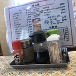八百半飯店 - 料理写真:卓上はシンプル