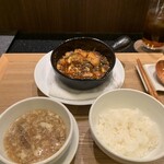豊栄 - 麻婆豆腐はご飯、スープとセット
