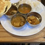 ヴェヌス サウス インディアン ダイニング - カレー4種とポロタ、歳のせいか少しとって味見しないとたくさん取れなくなりました。