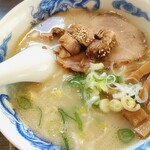 三代目 鳥よし - 料理写真:普通ラーメン(￥790)ほぐしチャーシュー。ほぐしを乗せたあとの写真。