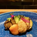 YAKITORI 燃 es - 8種類の野菜サラダ 自家製ドレッシング
            真衣店長、アザース（笑）
            パプリカ・トマト・茄子・ズッキーニ・カリフラワー・プチヴェール・蓮根・さつま芋達。
            火を入れた野菜の美味しさが、くっきりとしています♪