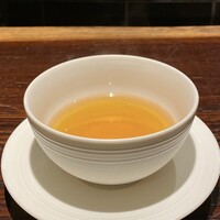 YAKITORI 燃 es - 押岡地鶏と姫っこ地鶏のコンソメ
                舌の奥に感じるほんのりとした酸味の様な旨み、いつもながらスッキリと細胞の隅々まで拡がる、そんな美味しさのコンソメスープです♪