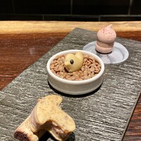 YAKITORI 燃 es - ★ アミューズ
                ☆ ハイビスカスのメレンゲ フォアグラのテリーヌ
                ☆ スモークチキンのビスケット
                ☆ 鶏のパテと茸のサブレ
                森さんの繊細さを物語る、小さなアミューズの完成度の高さに、いつも驚いてます！