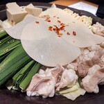 小料理と鍋 由乃 - 沸騰したらお店の方を呼んでと言われました。呼ぶと　ゆーっくり餃子の皮を折りたたみ　１つ１つ　ゆーっくりゆっくり　しずめて　もう一度沸騰したらどうぞって…　　自分でできる気が……