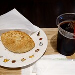 ブックハウスカフェ - カレーパン：500円、ドリンクセット：300円+税 (2023/9)