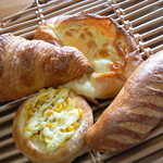 壱製パン所 - 大きなチーズのパンは、焼き立てだった為、若干へこんでしまいました