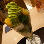 茶寮都路里 本店で、特選都路里パフェ(1231円)