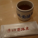 茶寮都路里 - ほうじ茶で、パフェを待ちます