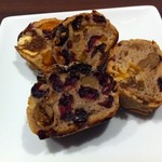 パリアッシュ - ドライフルーツとゴルゴンゾーラ蜂蜜入り、濃密なミエル380円