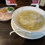 252マルダイラーメン - 澄まし豚骨ラーメン　６５０円