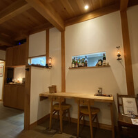 ラ・ターブル・オ・ジャポン - 木目調の店内。奥に個室もありました。