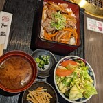 飛騨牛焼肉・韓国料理 丸明 - 飛騨牛焼肉重　　サラダのコーンドレッシングうまっ♡