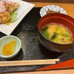 Warayaki To Nabe Yui - 添えられた味噌汁はワカメと焼豆腐の味噌汁でした。