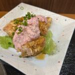 Warayaki To Nabe Yui - メインのチキン南蛮はブランド鶏の古処鶏を使ったチキン南蛮。
                         
                        赤鶏にタルタルソースと甘酢がピッタリです。