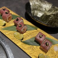 西中州焼肉 きらく - 名物のロースの巻き寿司