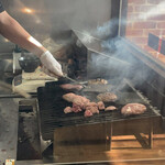 感動の肉と米 柏店 - 肉を焼いている様子が見られるオープンキッチン