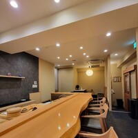 鮨 北條 - 店内のカウンター席、テーブルは使っていないみたい