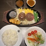 ヒッコリー - あらびきとジャーマンの食べ比べセット(¥1980)
➕サラダセット(¥540)