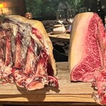 antica locanda MIYAMOTO - 左:阿蘇山で放牧された赤牛　右:コーンを牛に食べさせたサシを入れた牛　いずれも熟成肉