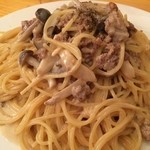 フラテッロ - 子牛ひき肉とキノコのクリームパスタ