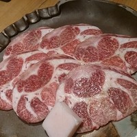 吟味屋 天満店 - タン下(タンの種類)。ベーコンみたい