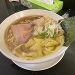 逢坂製麺 - 雲呑背脂煮干しラーメン