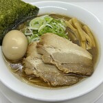 刈谷 秘境のラーメン 台湾油そば ぎん晴れ55 - 料理写真:ぎん晴れ55特製の醤油だれを使用した醤油らーめん。全粒粉の細麺がスープと絶妙に絡み、メンマ、ねぎ、チャーシュー、田切のりのシンプルなトッピングが味わいを引き立てます。
