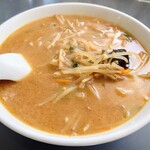 Arashi - 味噌ラーメン　700円
                        こちらも熱々！
                        具材は多くはありませんが、定番が十分入っています。
                        スープは、味噌の香り＆コクがあり、
                        若干の酸味がとても良い！
                        何より、しょっぱく無いのが素晴らしい！