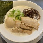 刈谷 秘境のラーメン 台湾油そば ぎん晴れ55 - 全国各地の豚骨を独自にブレンド。その豚骨を丸二日の煮込みで生まれたクリーミースープが魅力の『クリーミー豚骨らーめん』。細麺との相性抜群の特製タレと香味油、そしてシンプルながらも存在感のあるチャーシューが、一杯の中で完璧なハーモニーを奏でます。シンプルでありながら深い味わいを、お好みでカスタマイズしてお楽しみください。