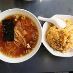 Arashi - ラーメン チャーハン セット　880円
                        鶏ガラ＆野菜に優しい出汁。
                        香味野菜が強めで、生姜の風味、塩みはやや強めです。
                        
                        チャーハンとても良い香りが漂う。
                        フルサイズ結構なボリュームです。