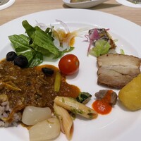 ベルテンポ - キーマカレー、牛スジカレー、豚バラ肉の炙り、鯛の香草蒸しetc
