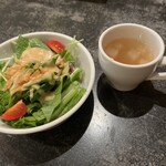 Guriru Baru Mitsu - セットのサラダとスープ