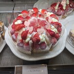 ラ・メゾン アンソレイユターブル - ショーケースでキラキラ輝くいちごのタルトケーキ