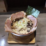 細麺屋　くわとろ - 料理写真:黒マー油豚骨ラーメン チャーシュー多め