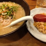 らーめん 熊五郎 - 醤油豚骨ラーメンと半チャンセット