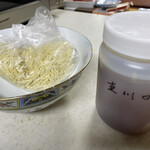 大勝軒 - スープは熱々、こんな感じでお土産を買ってきます