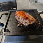 MEAT BOX - ◯ステーキ
            こんな分厚い豚肉ステーキ、見たことねえぞっ❕
            
            300gオーバーとなる
            それだけ厚みがあると中は焼けて無く
            て当たったら心配だなあと思われた